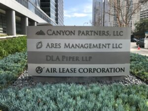 Tenant panels in a monument sign